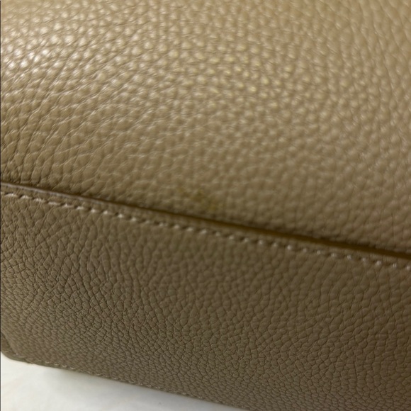 Marc Jacobs Tan Shoulder Bag with Embossed Logo - Picture 10 of 16